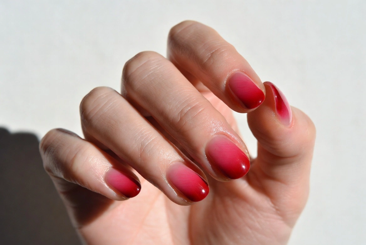 11: Ombre Pink to Red Gradient
Simple Valentines Nails