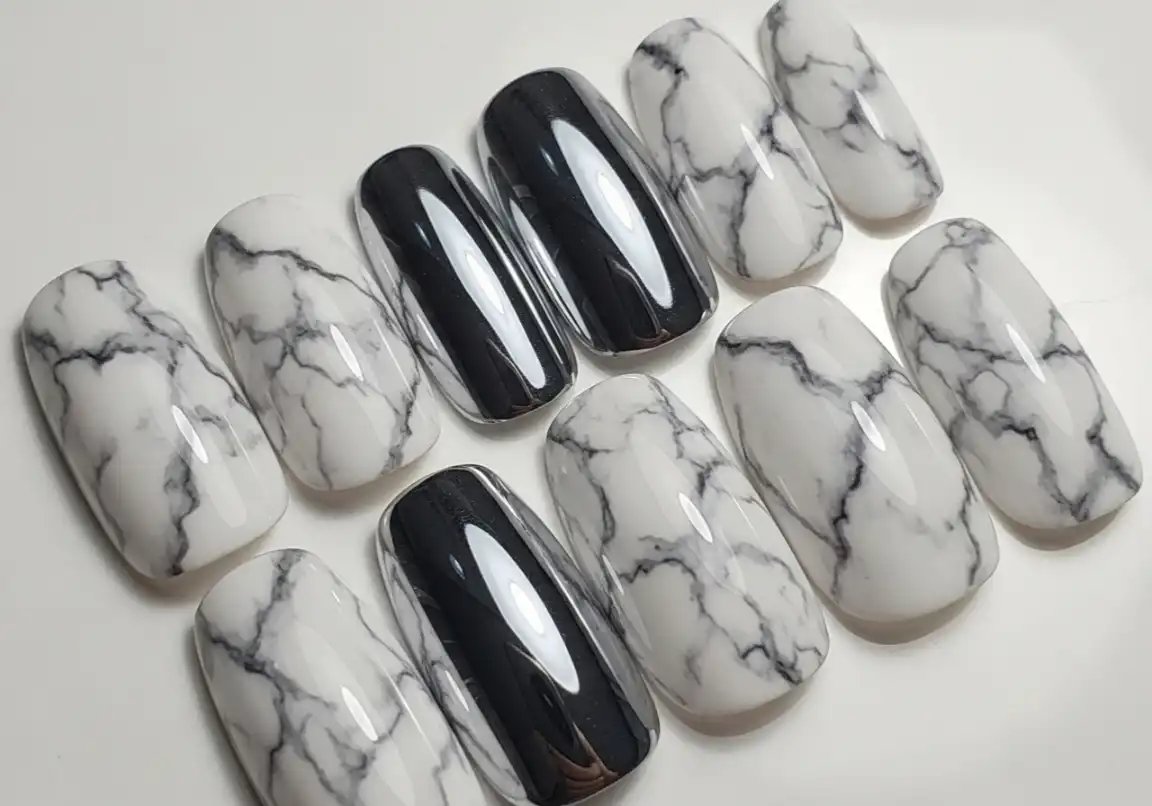 12 White Chrome with Marble Effect Chrome Nails Ideas